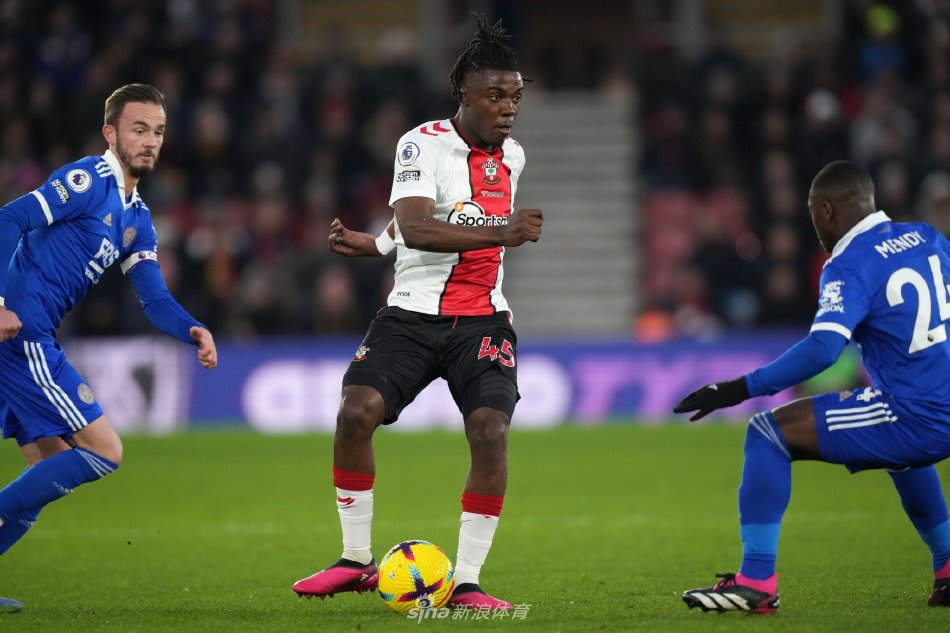 本赛季的首 本赛季的首